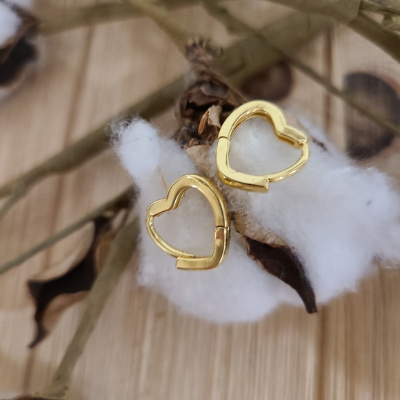 💛💛NEW💛💛SO CUTE!! Heart Huggie Hoop Earrings in GOLD Plating 💛💛 - Picture 15 of 16